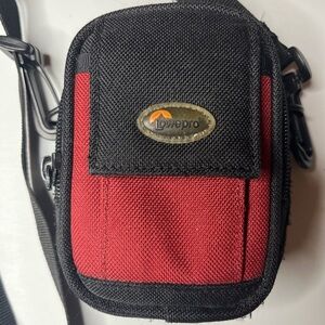 Lowepro Z5 Camera Pouch Carrying Case Black/Burgundy Great Pre-Owned Condition